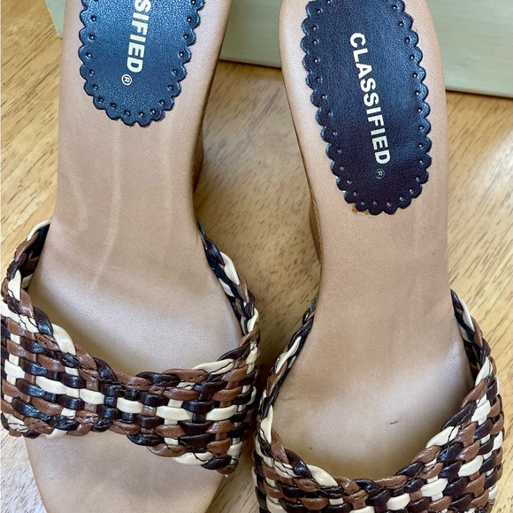 Brown and tan sandals - Picture 4 of 11